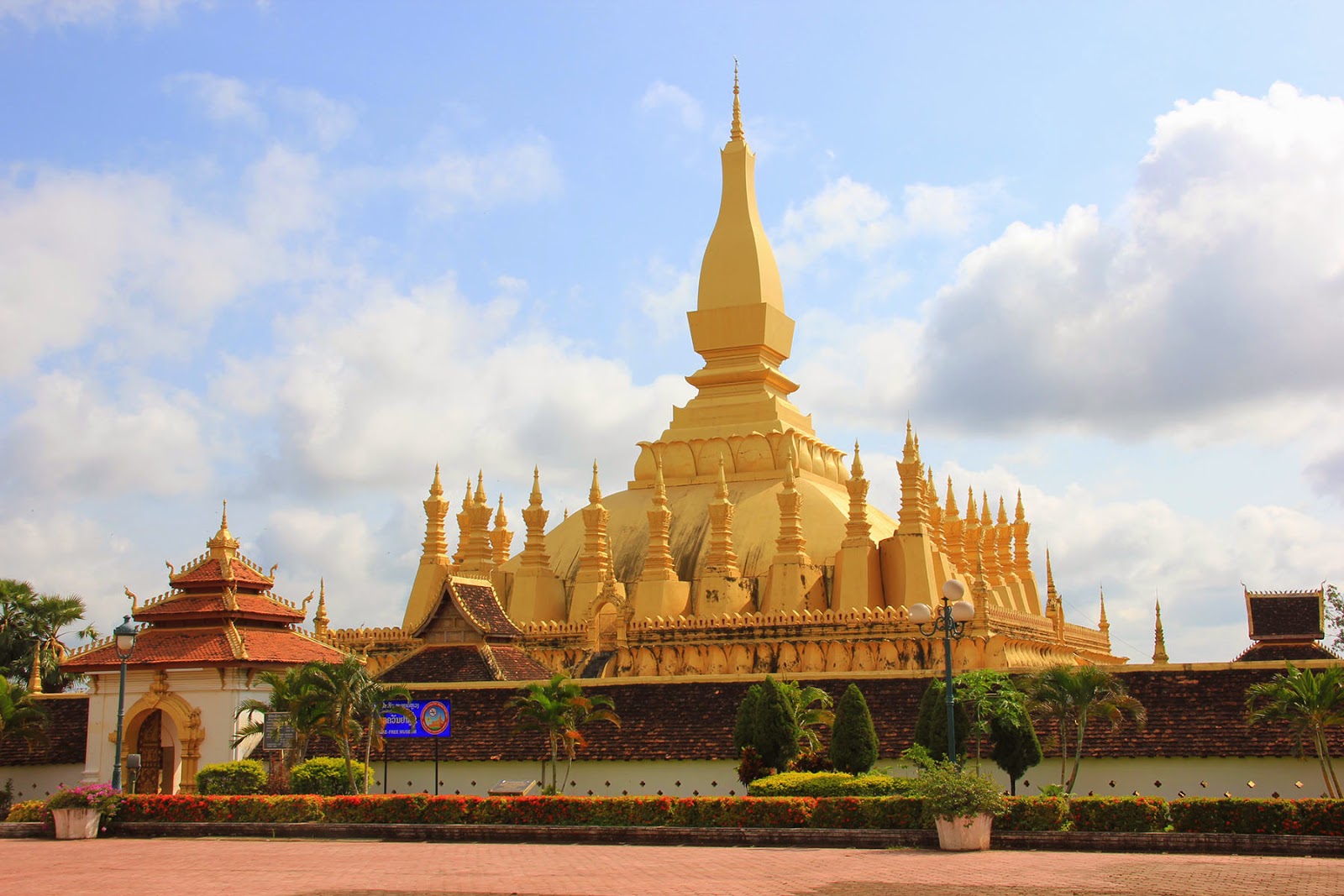 National monument of Laos - Pha That Luang